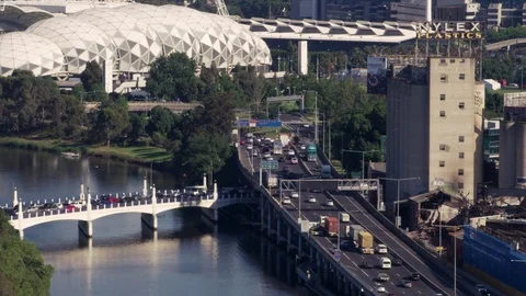 Hoddle Bridge with Monash Freeway traffic, Nylex Silos and Yarra River 스톡 동영상 82905227