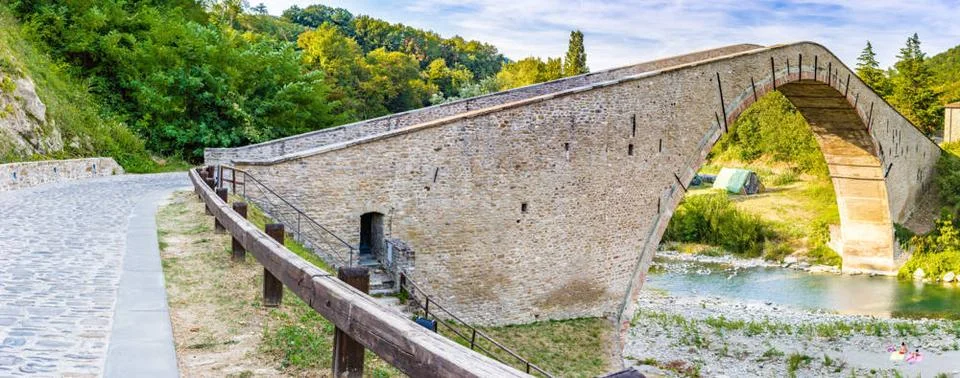 Hog-backed single-span bridge 500 years old hog backed Renaissance bridge ... Stock Photos