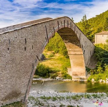 Hog-backed single-span bridge 500 years old hog backed Renaissance bridge ... Stock Photos