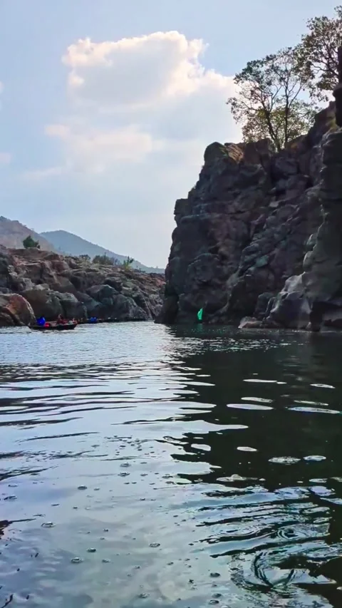 Hogenakkal Falls Coracle Boats Between Rocky Cliffs Stock Footage 332629463