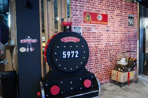 Hogwarts Express train model displayed at platform nine and three quarters Foto stock