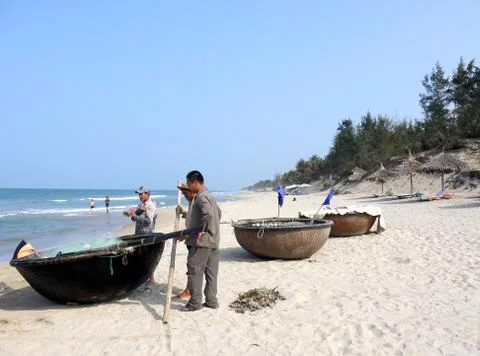 Hoi An, Da Nang, Vietnam - MARCH 16, 2018: Fishermen return from fishing usin Stock Photos