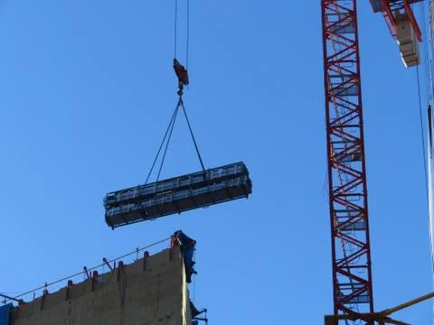 Hoist of the crane with a heavy load. Construction of Foto stock