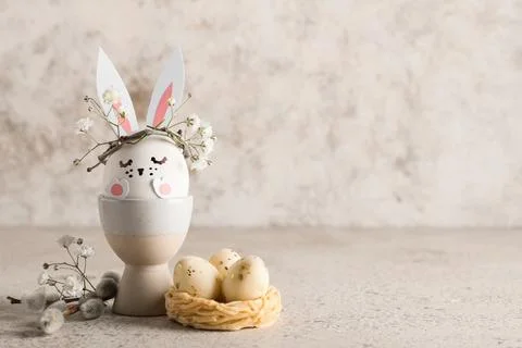 Holder of creative Easter egg with pussy willow branch and flowers on grunge  Stock-Fotos