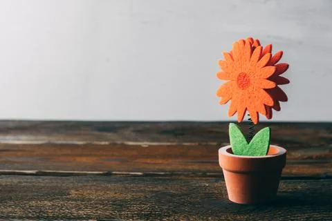 Holder for notes in the form of an flower in pot on wooden background. 스톡 사진