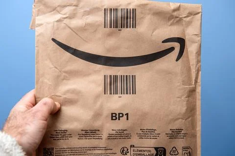 Holding Amazon Prime Paper Envelope Package Foto stock