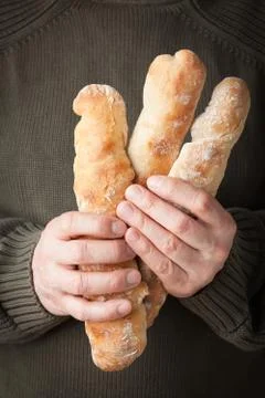 Holding baguettes Foto stock