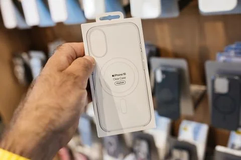 Holding Clear iPhone 16 Plus Case in Apple Store Stock-Fotos
