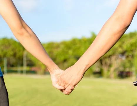 Holding hands 库存照片