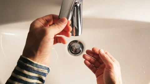 Holding hands under water in a bath room Video stock 114497770