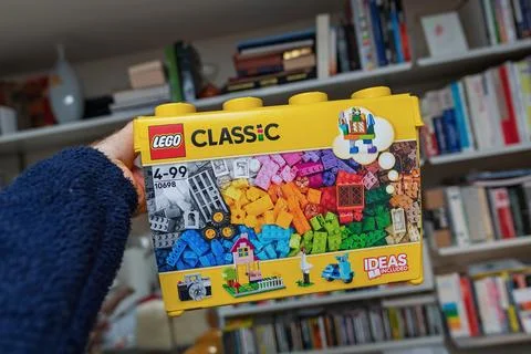 Holding Lego Classic creative bricks box Stockfoto's
