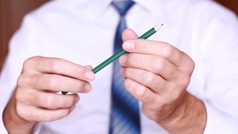 Holding pencil and gesticulating 動画素材 90834110