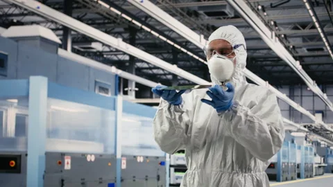 Holding processed silicon wafer, automation and cleanroom technician Video stock 333394571
