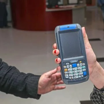 Holding Rfid Scanner Portable Barcode Scanner and Rfid Reader Device Copyr... Foto stock
