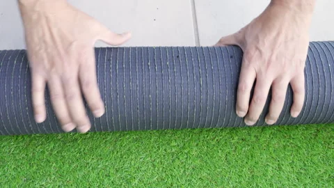 Holding a roll of artificial grass Vidéo 263899453