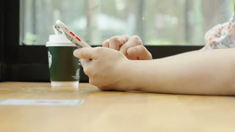 Holding smart phone Stock-Footage 163140982