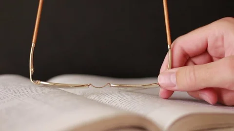 Holding spectacles over the book 動画素材 75628870