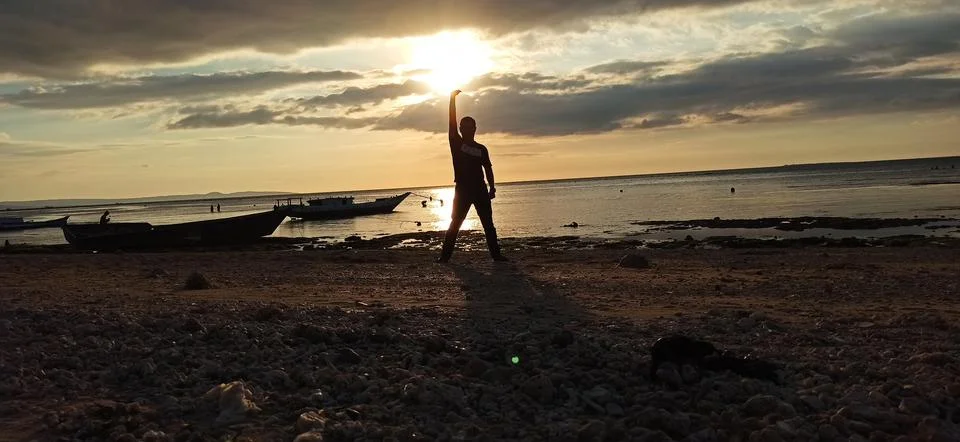 Holding the Sunset by single hand Stock-Fotos