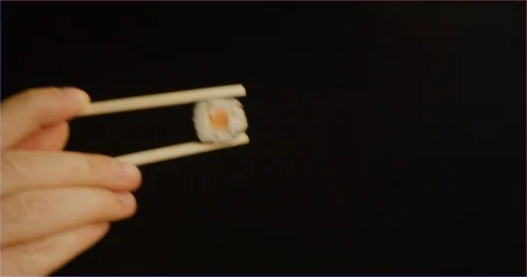 Holding sushi with sticks Vídeos de archivo 126301105