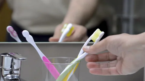 Holding a toothbrush Vidéo 146197435