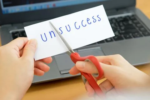 Holds card with text unsccess on computer Foto stock