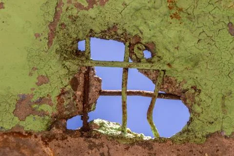 Hole in the ceiling through which the blue sky is visible Foto stock