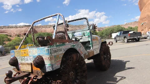 Hole In the Rock Jeep Stock Footage 30369359