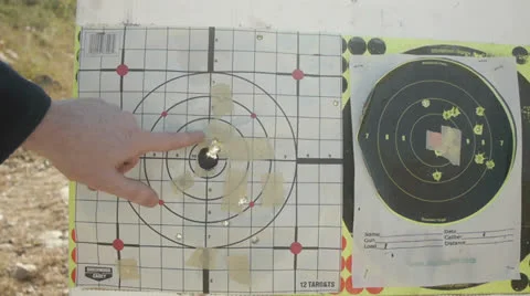 Holes in target Vidéo 24401249