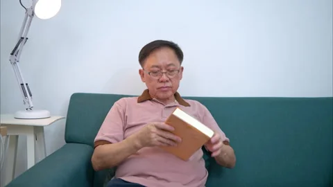 On a holiday, an elderly man is relaxing at home 库存影片 319543553