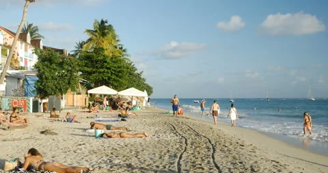 Holiday feeling for these middle aged people on the beach. Beautiful light, Stock-Footage 103289395