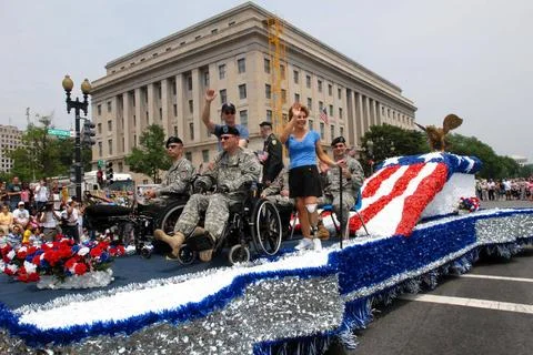 Hollywood actor Gary Sinise and the wounded warriors serving as Grand Mars... Foto stock