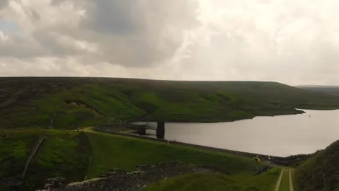 Holmfirth Peak District moors Snailsden Reservoir landscape Yorkshire Vídeo Stock 338023569