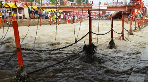 Holy Bath On Ganges 库存影片 31900459