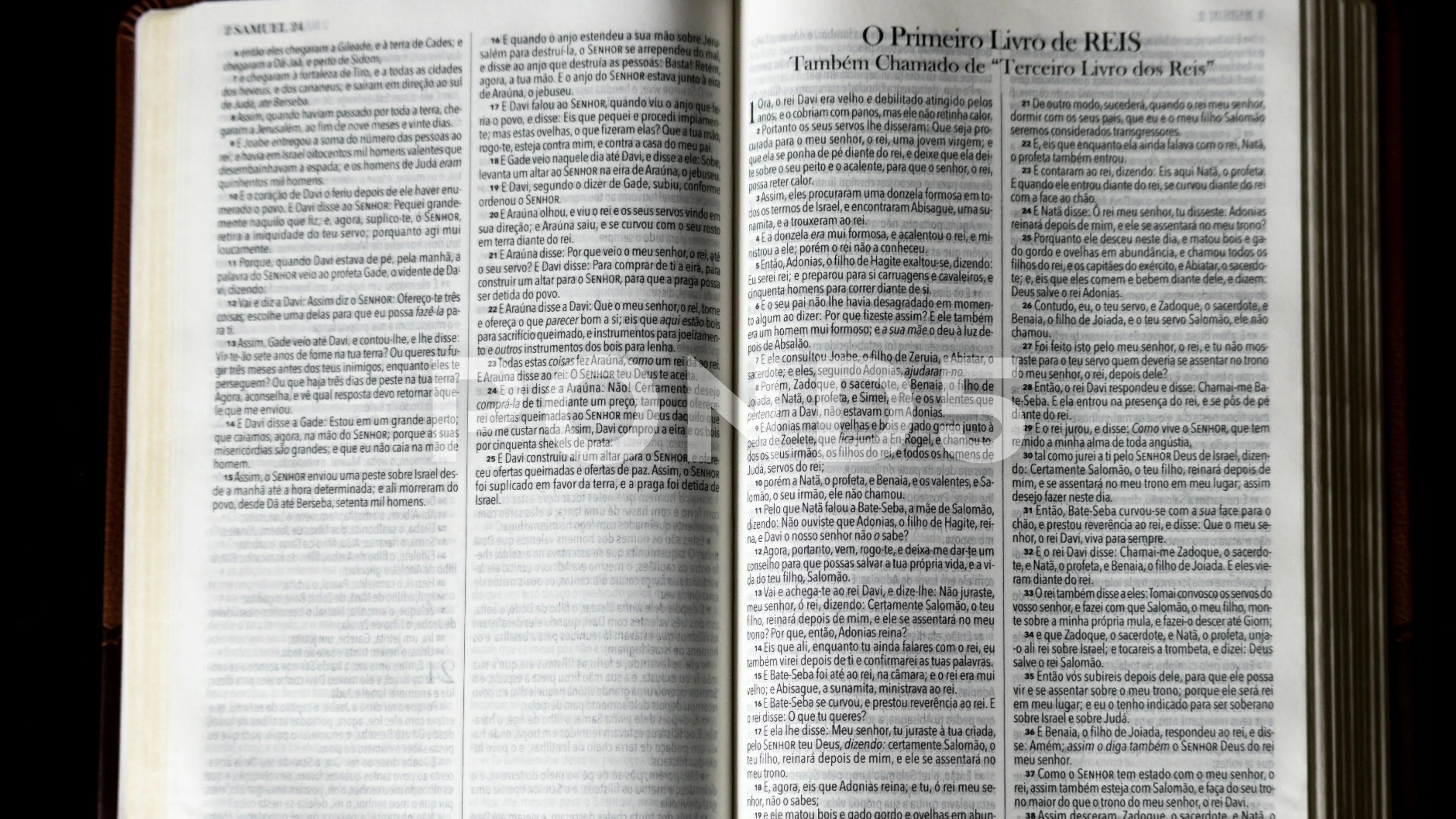 Holy Bible in Portuguese in 1 Kings book with black background