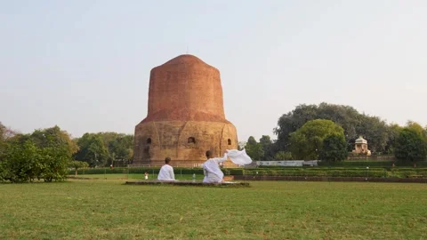 Holy devotion at sarnath dhamek stupa buddhist monument Stock-Footage 316037917
