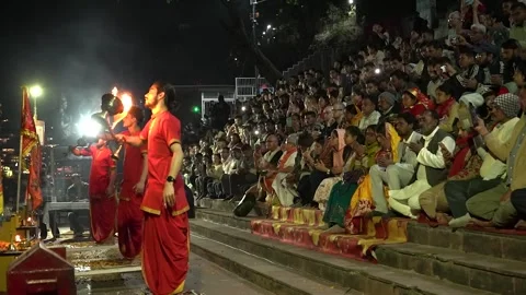 Holy Fire Aarti Ceremony with Crowd in India Video stock 337623874