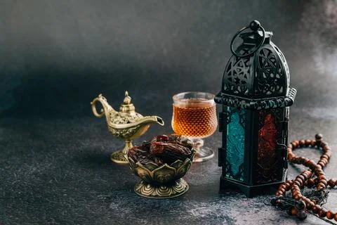 Holy Ramadan theme featuring dates, decorative lantern, beads, and vintage .. 库存照片