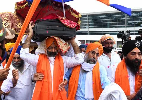 Holy scriptures of Sikhism return to India with evacuation flight, New Delhi - 2 Foto stock