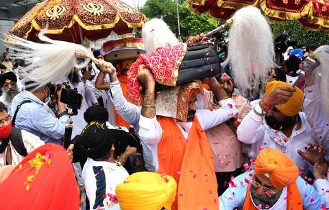 Holy scriptures of Sikhism return to India with evacuation flight, New Delhi - 2 Foto stock