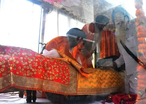 Holy scriptures of Sikhism return to India with evacuation flight, New Delhi - 2 Foto stock