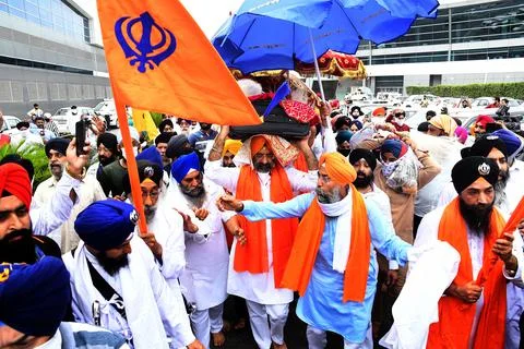 Holy scriptures of Sikhism return to India with evacuation flight, New Delhi - 2 Foto stock