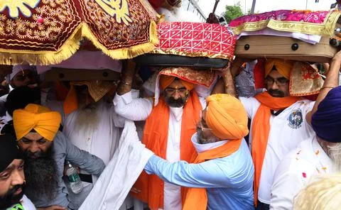 Holy scriptures of Sikhism return to India with evacuation flight, New Delhi - 2 Foto stock