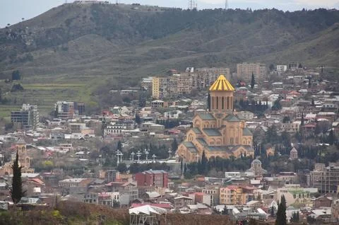 Holy Trinity Cathedral of Tbilisi (Sameba) Nestled in Urban Landscape Fotos de archivo