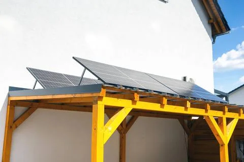   Holzcarport mit Solaranlage an einem Wohnhaus *** Wooden carport with so... Stock Photos