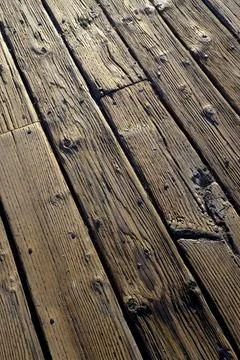 Holzplanken eines Bootssteg Sonnengegerbte knorrige Holzplanken eines Boot... Stock Photos