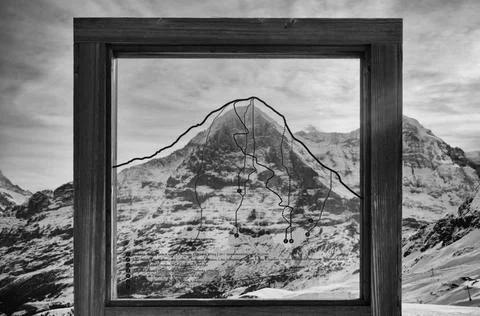 Holzrahmen zeigt historische Routen auf die Eiger Nordwand, Grindelwald, K... Stock Photos