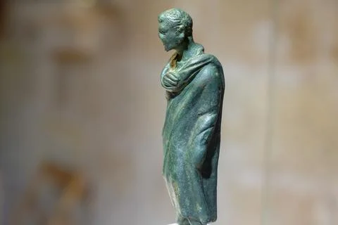 Hombre con toga, estatuilla de bronce, periodo romano republicano, aos 127 -  Stock Photos