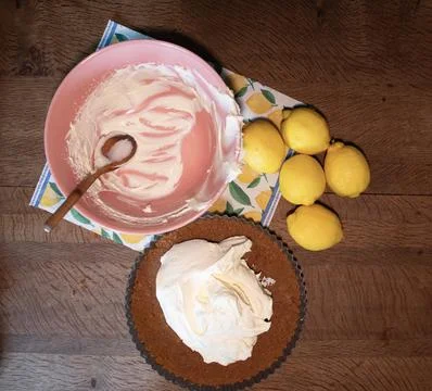 Home  baking  making  fresh lemon cheeses cake  in a  cottage  farm house  table Foto stock