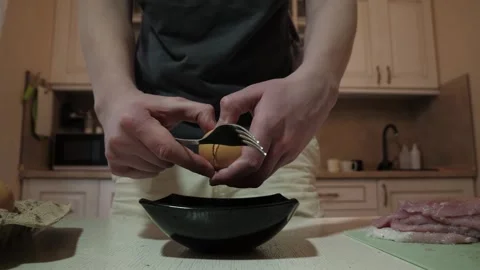Home cook cracking egg over bowl Видео 326173387
