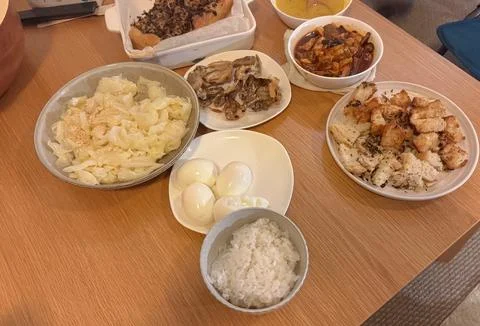 Home-Cooked Dinner with Rice, Eggs and Chicken 库存照片